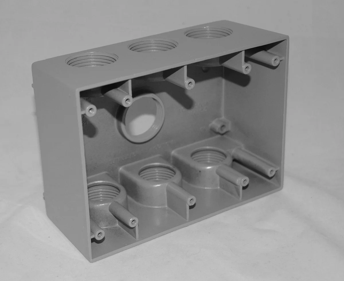 Garvin Industries WB37100, Triple Gang Die Cast Aluminum Box, 7 Hole, 1" Threaded Hub, 54 cu in, Gray - view 2