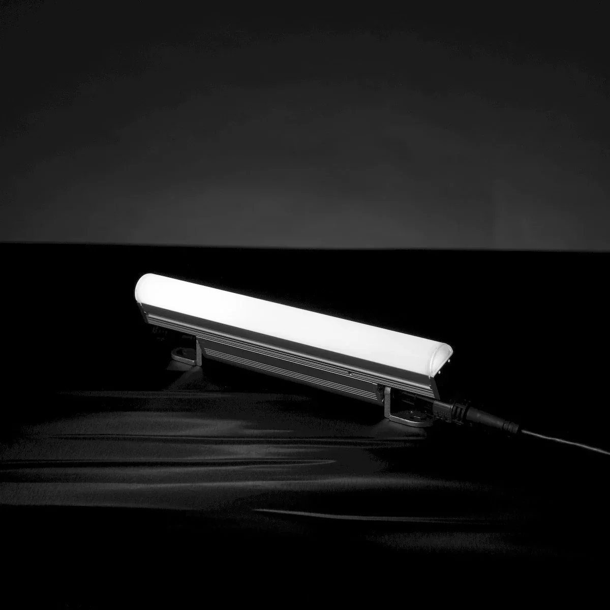 Sēnik Rio Rigid Media Bar, 1ft, RGB+3000K, 7W, 152Lm, Silver, DMX/RDM, IP66 - view 3
