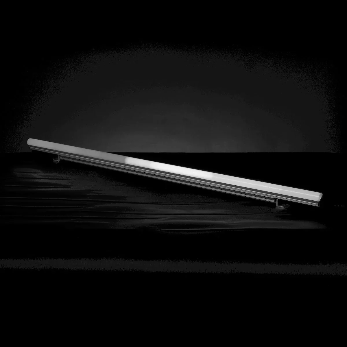 Sēnik Rio Rigid Media Bar, 4ft, RGB+3000K, 28W, 942lm, Silver, DMX/RDM, IP66 - view 2